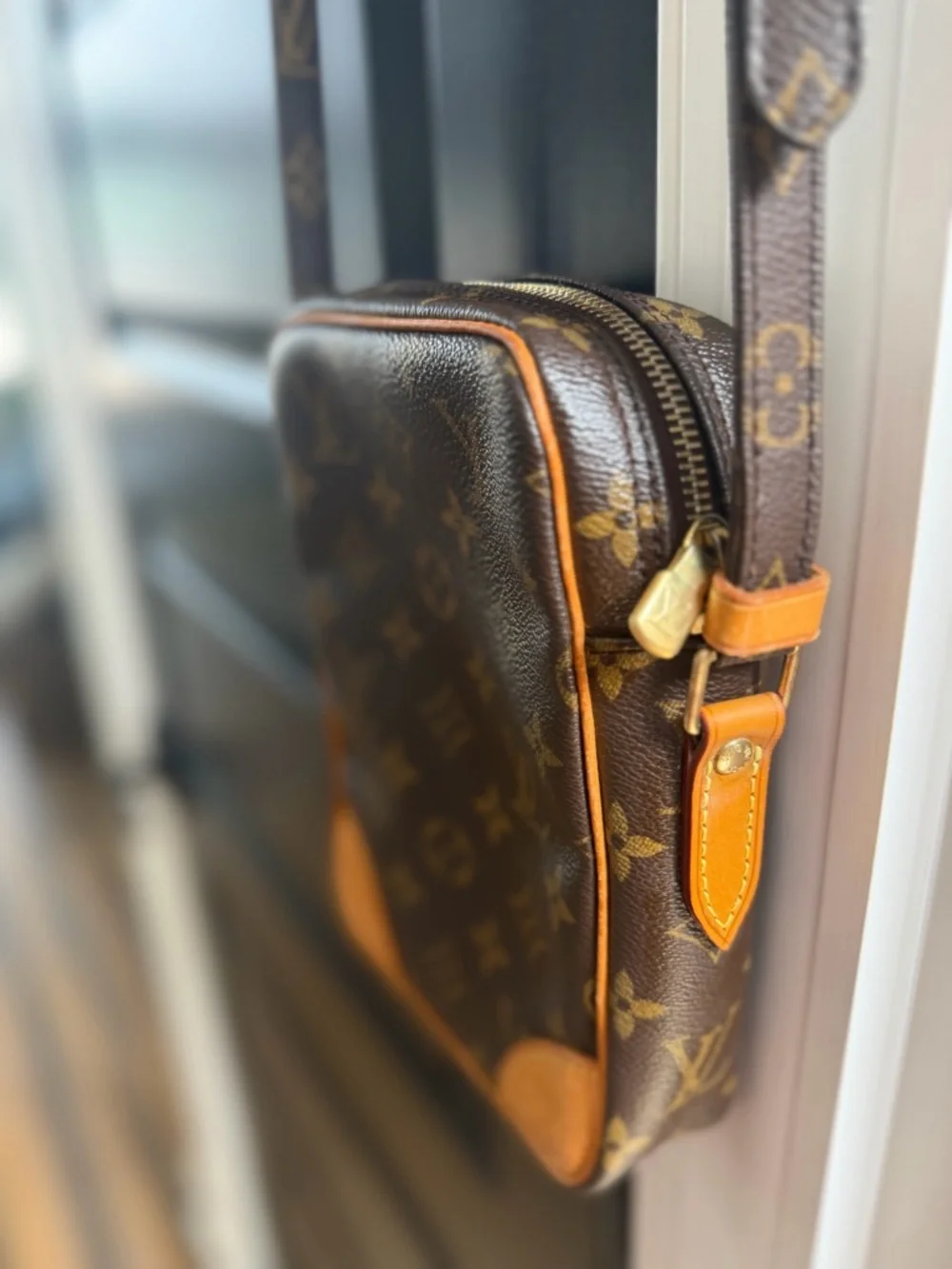 LOUIS VUITTON Danube - Picture 5 of 7